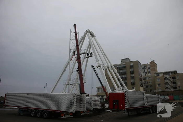 Opbouw grootste reuzenrad langs de kust in volle gang