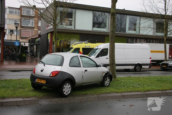 Automobilist klapt op boom