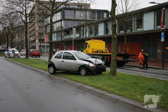 Automobilist klapt op boom