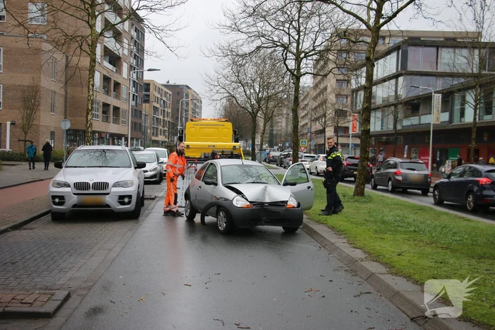 Automobilist klapt op boom