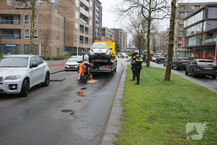 Automobilist klapt op boom