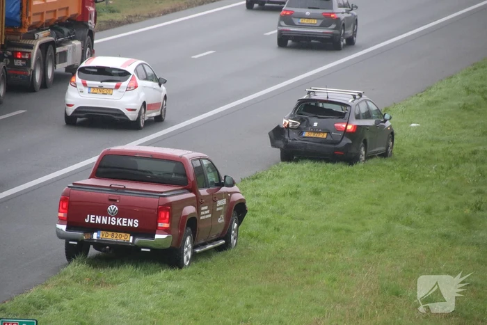 Kop-staartbotsing tussen twee voertuigen op de A50