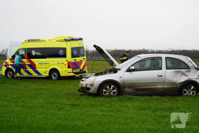 Automobiliste raakte van de weg en komt in weiland terecht