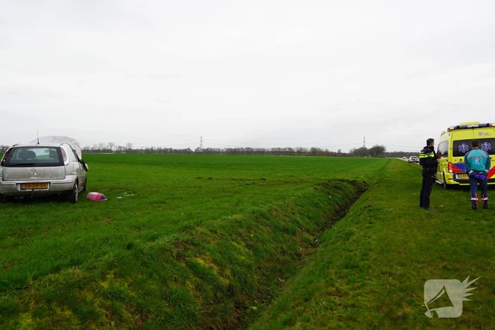 Automobiliste raakte van de weg en komt in weiland terecht