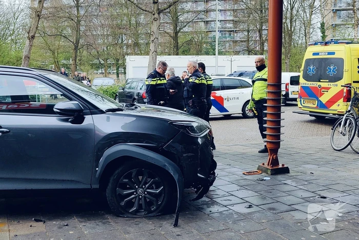 Automobilist rijdt in op voetgangers, vrouw (77) belandt onder auto