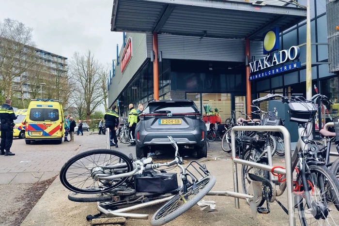 Automobilist rijdt in op voetgangers, vrouw (77) belandt onder auto