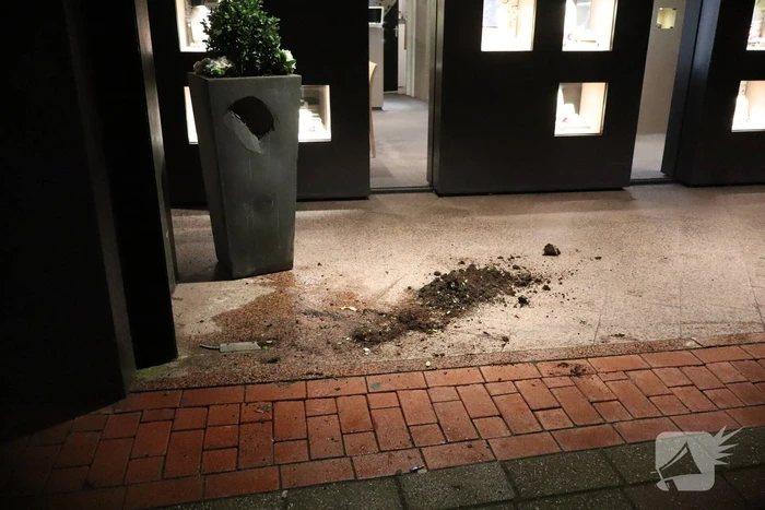 Plantenbak van juwelier kapot door gevallen scooterrijder