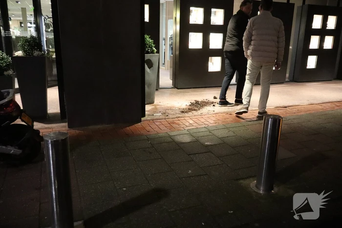 Plantenbak van juwelier kapot door gevallen scooterrijder
