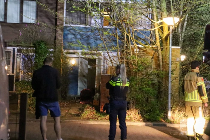 Brand in achtertuin van woning snel onder controle