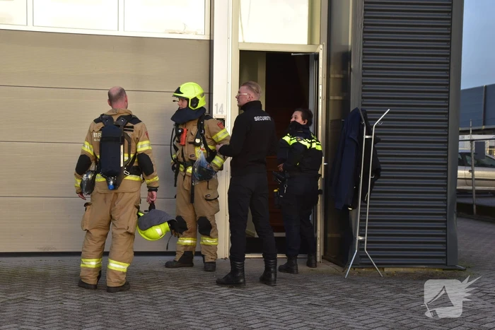Brand in bedrijfspand zorgt voor rookontwikkeling