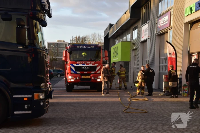 Brand in bedrijfspand zorgt voor rookontwikkeling