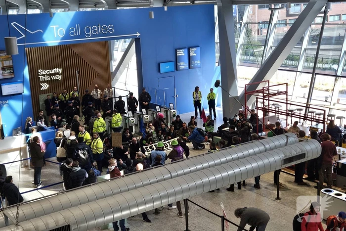 XR dringt eindhoven airport binnen