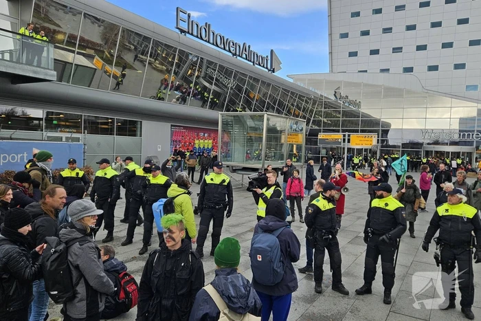 XR dringt eindhoven airport binnen