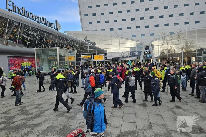 XR dringt eindhoven airport binnen