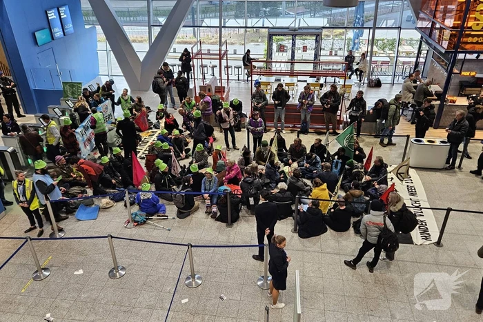 XR dringt eindhoven airport binnen