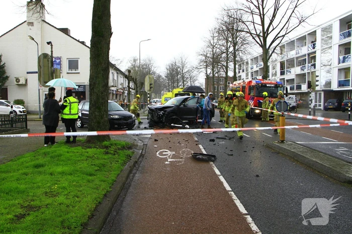Flinke schade bij ongeval op kruispunt