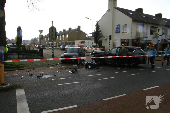 Flinke schade bij ongeval op kruispunt