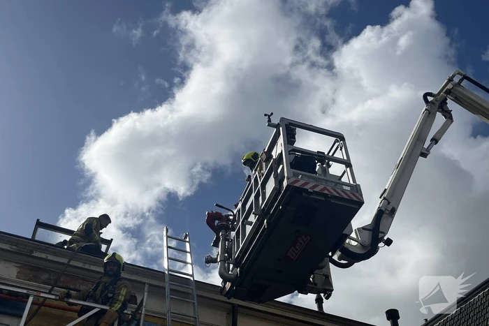 Brand op dak van woning