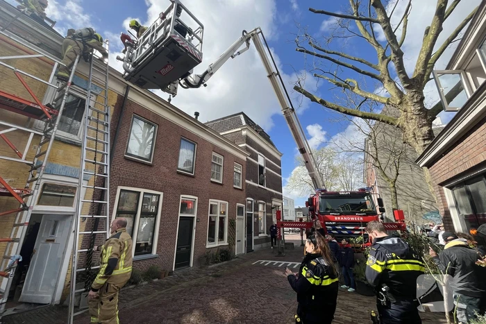 Brand op dak van woning