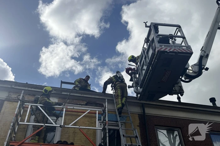 Brand op dak van woning