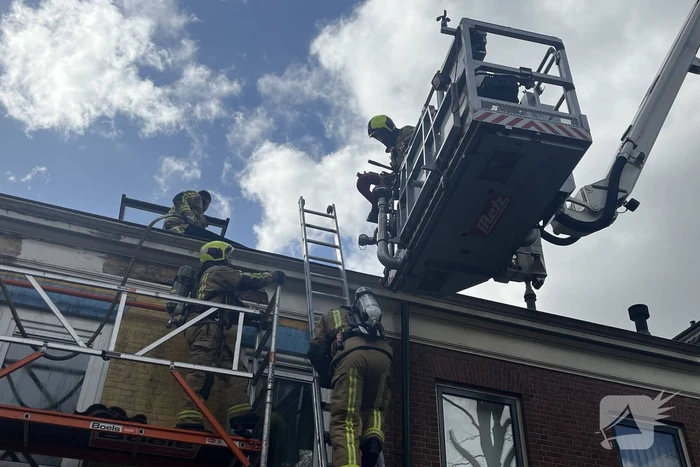 Brand op dak van woning