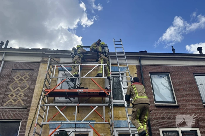 Brand op dak van woning