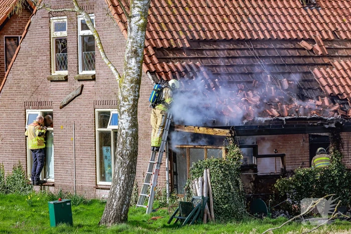 Felle brand aanbouw van voormalige manege