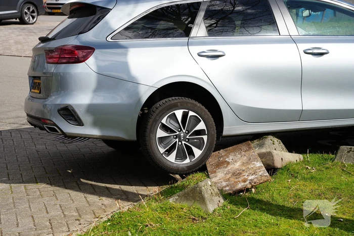 Automobilist rijdt zich vast op betonnen afscheiding