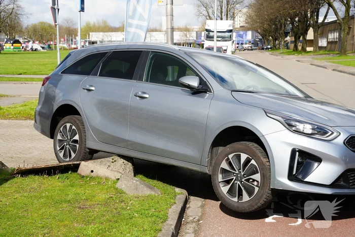 Automobilist rijdt zich vast op betonnen afscheiding