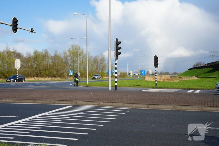 Voorbijganger grijpt in als man snelweg wil op fietsen