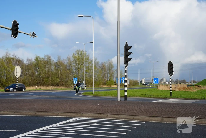 Voorbijganger grijpt in als man snelweg wil op fietsen