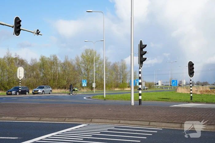 Voorbijganger grijpt in als man snelweg wil op fietsen