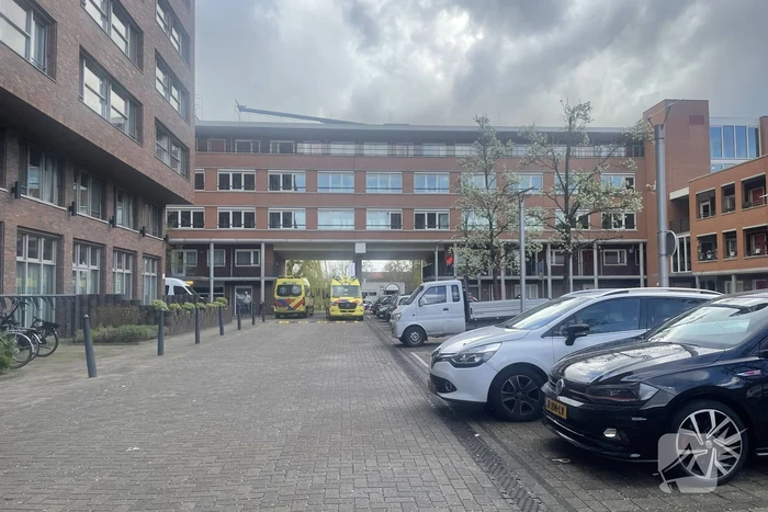 Veel medisch personeel voor noodsituatie in de woning