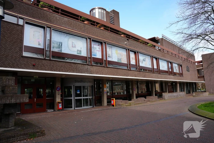 Tekeningen, foto's en bouwtekeningen als raamkunstwerk bij stadshuis
