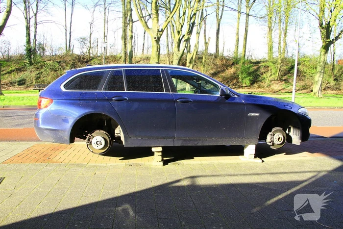 Velgen worden van auto gejat, auto blijft achter