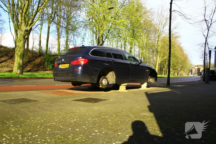 Velgen worden van auto gejat, auto blijft achter