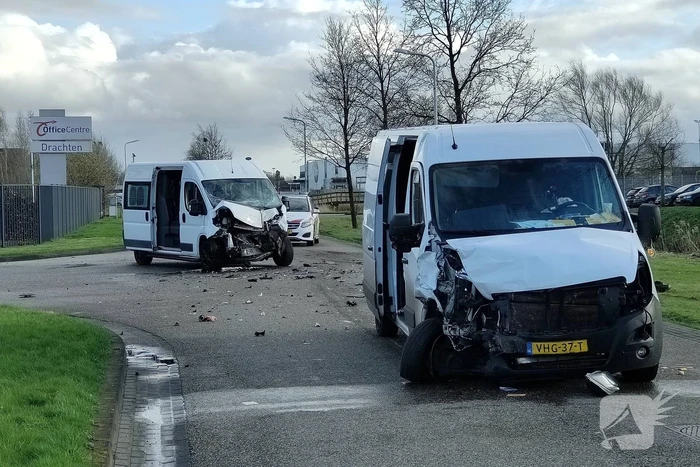 Flinke schade door botsing met bestelbussen