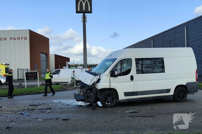 Flinke schade door botsing met bestelbussen
