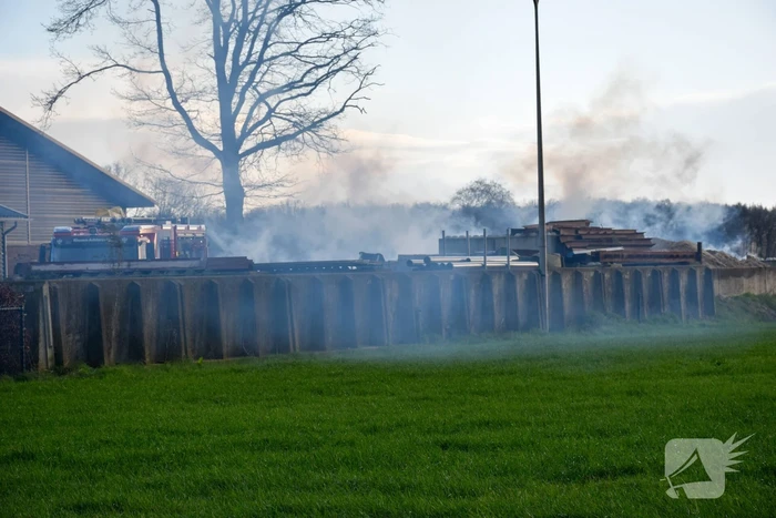 Middelbrand in stro hooiopslag