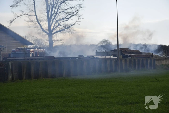 Middelbrand in stro hooiopslag
