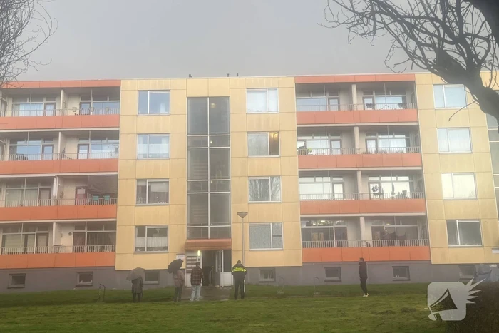 Brandweer blust kooktoestel in woning