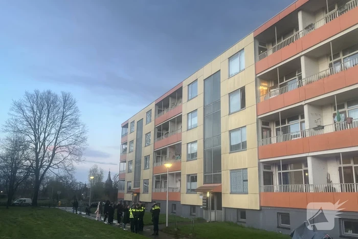 Brandweer blust kooktoestel in woning