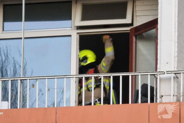 Brandweer blust kooktoestel in woning