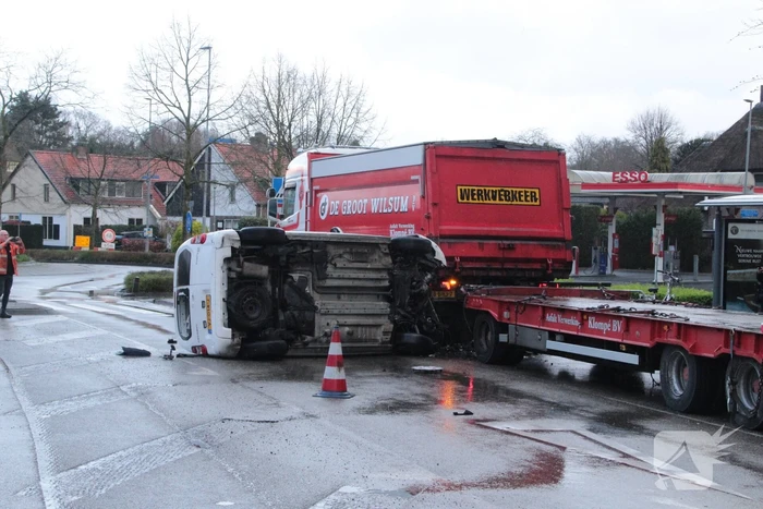 Bestelbus gelanceerd bij botsing en belandt op zijkant
