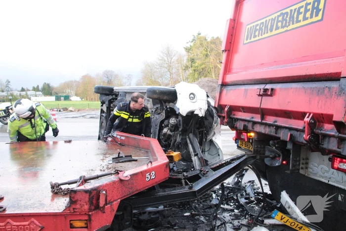 Bestelbus gelanceerd bij botsing en belandt op zijkant