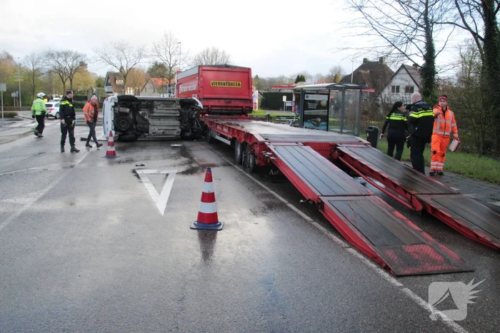 Bestelbus gelanceerd bij botsing en belandt op zijkant