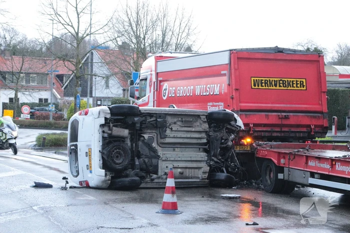 Bestelbus gelanceerd bij botsing en belandt op zijkant