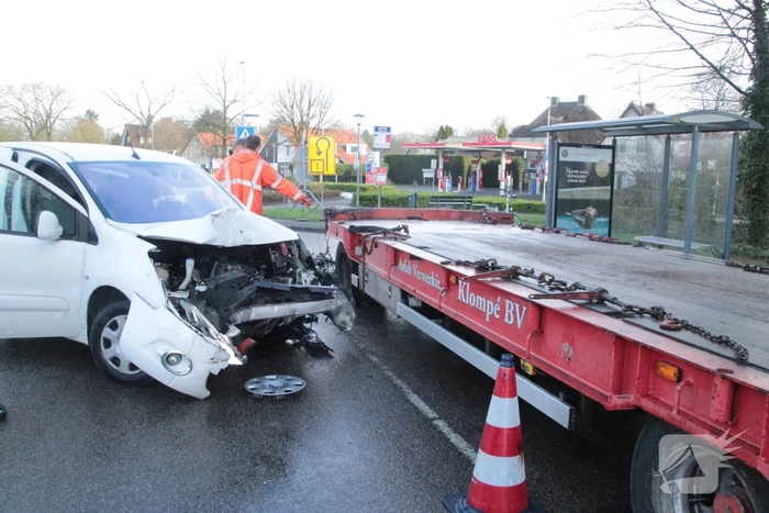 Bestelbus gelanceerd bij botsing en belandt op zijkant