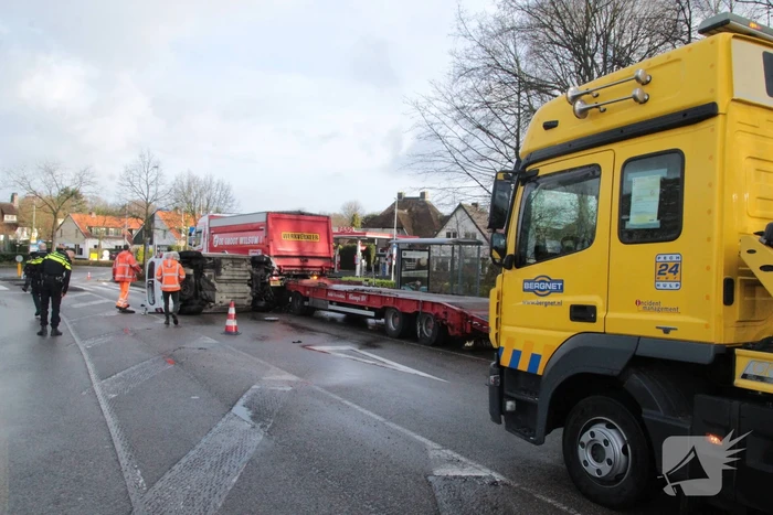 Bestelbus gelanceerd bij botsing en belandt op zijkant