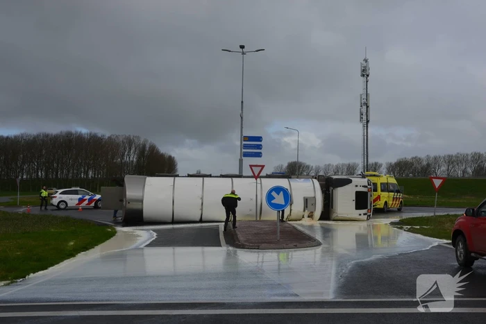 Vrachtwagen met melk kantelt